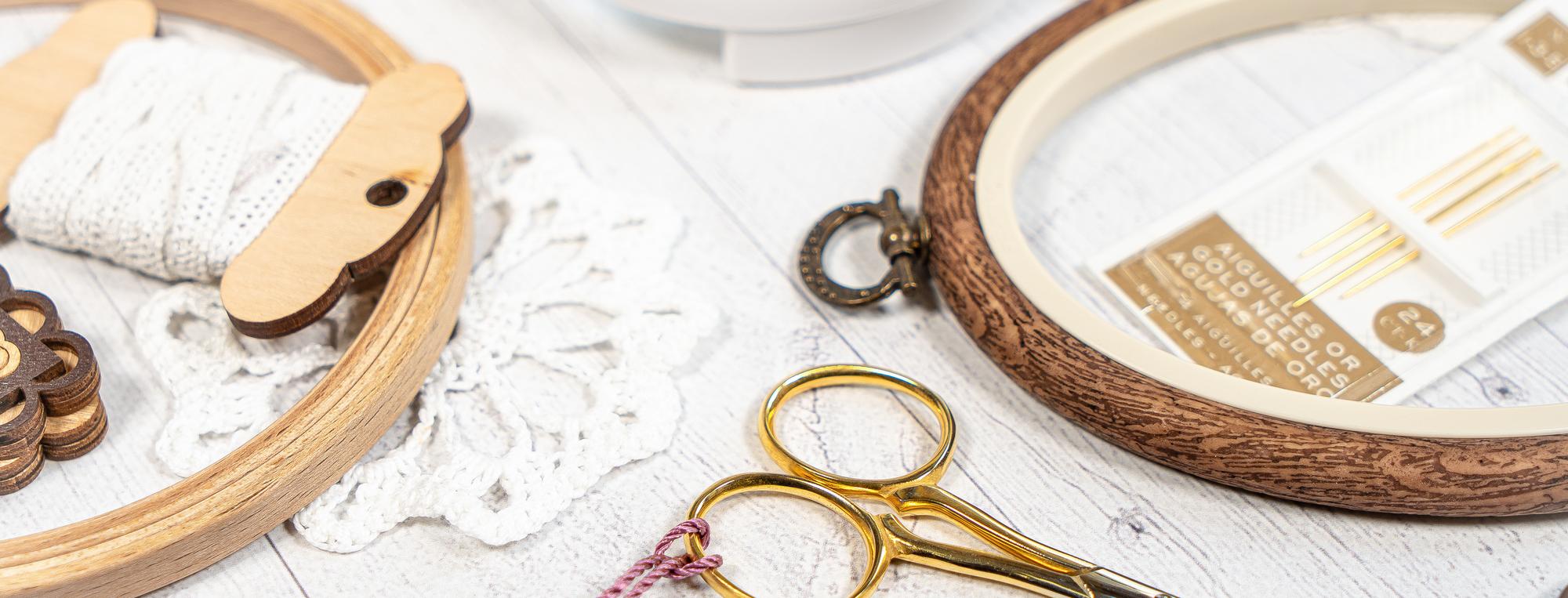 Atelier di ricamo elegante con telaio e fili oro
